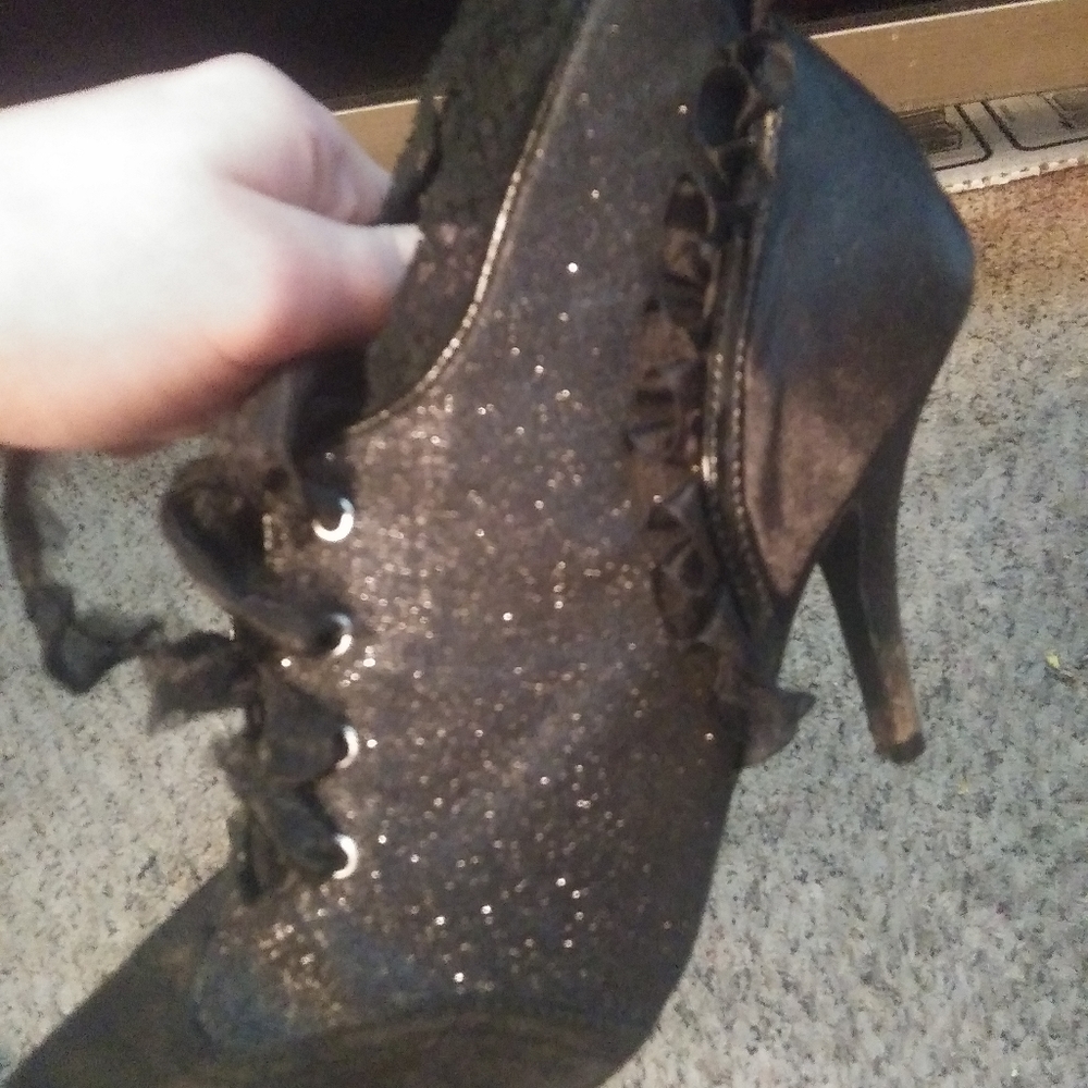 Pointed toe heels - Picture 2 of 3